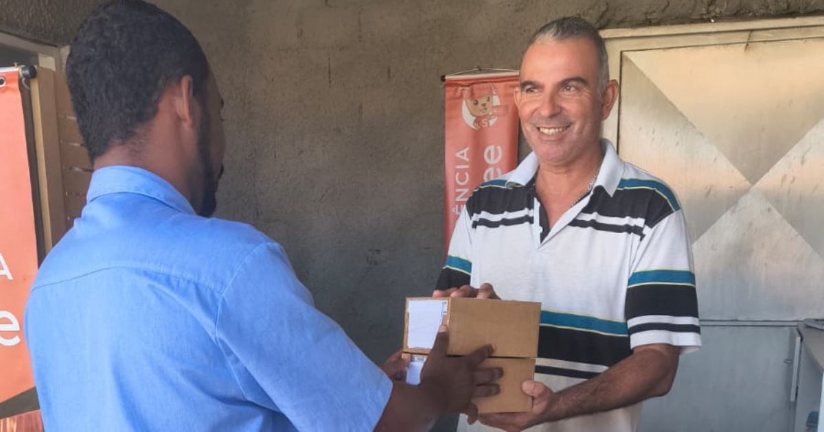 Cliente realizando a entrega de um pacote de devolução da Shein no balcão da Vkarlos Log, ponto oficial JadLog na Zona Norte de Sorocaba.