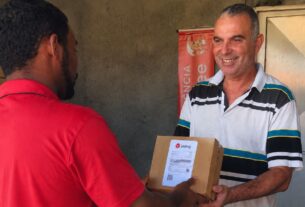 Vendedor entregando caixa com etiqueta da JadLog para postagem do Enjoei no balcão da Vkarlos Log em Sorocaba.